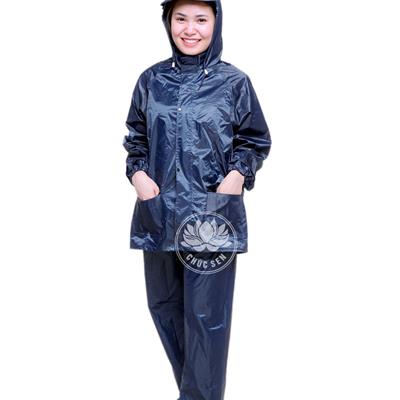 Bộ quần áo vải dù in hoa văn dành cho nữ giới