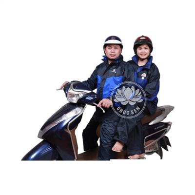 Bộ quần áo mưa hai lớp hiệu Chúc sen được may bằng nguyên liêu vải dù cao cấp